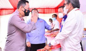 Bagikan Ribuan_Sembako,_Kapolri_Titip_Pesan_Buruh_Tetap_Jaga_Prokes