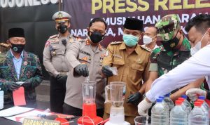 Kapolres Bojonegoro bersama Kasatlantas musnahkan BB Miras dan Narkoba