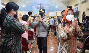 Kapolres Mojokerto Kota Bersama Walikota Mojokerto saat mengunjungi salah satu gereja