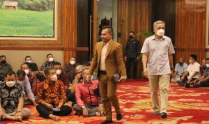 Motivator Ketut Abid Halimi didampingi Sekda Pemkab SDA Motivator Ketut Abid Halimi memasuki Ballrom Hotel Paradiso didampingi Sekda Pemkab Sidoarjo