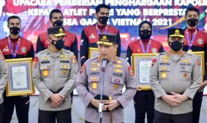 16919-kapolri-jenderal-listyo-sigit-prabowo-usai-memberikan-penghargaan-kepada-anggotanya-yang-raih-medali