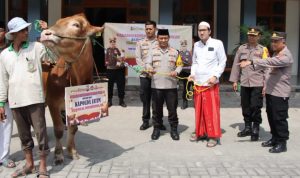Kapolda Jatim Salurkan Hewan Kurban ke Ponpes Langitan
