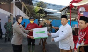 Polres Pelabuhan Tanjung Perak Salurkan Hewan Kurban