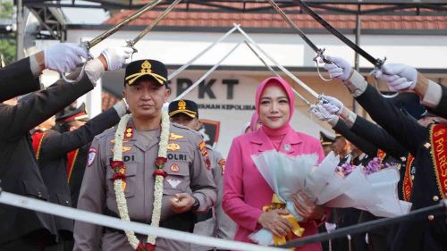 AKBP Endhie Pratama bersama istri mengikuti tradisi pedang pora saat penyambutan sebagai Kapolres Grobogan di Mapolres Grobogan.