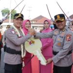 AKBP Ike Yulianto menyerahkan kunci simbolis Mapolres Grobogan kepada AKBP Endhie Pratama dalam prosesi pisah sambut Kapolres.
