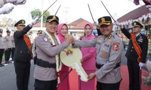AKBP Ike Yulianto menyerahkan kunci simbolis Mapolres Grobogan kepada AKBP Endhie Pratama dalam prosesi pisah sambut Kapolres.