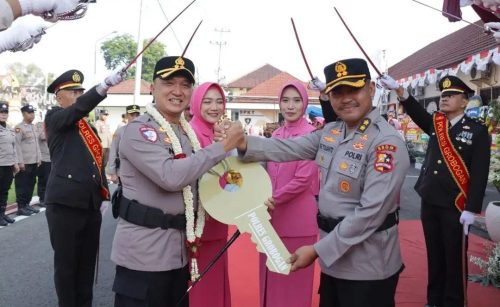 AKBP Ike Yulianto menyerahkan kunci simbolis Mapolres Grobogan kepada AKBP Endhie Pratama dalam prosesi pisah sambut Kapolres.