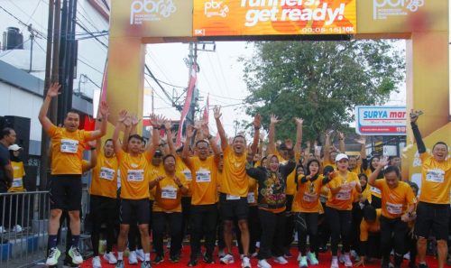 Kapolres Ponorogo bersama Forkopimda foto bersama peserta Bhayangkara Run 2026 di garis finish.
