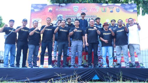 Panitia, peserta, dan juara berfoto bersama usai Bhayangkara Kapolres Cup Dragbike Pemula 2026.