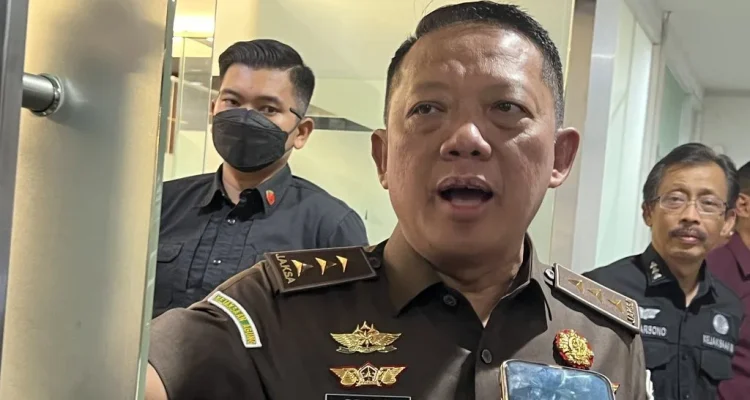 LHKPN Jampidsus Febrie Adriansyah periode 2025 mencatat harta kekayaan mencapai Rp18,26 miliar, naik hampir Rp12 miliar dibanding laporan tahun 2022. Temukan rincian aset properti dan kendaraannya.