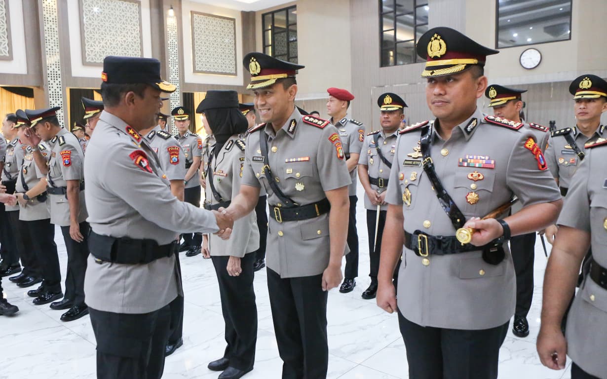 Kapolda Jawa Timur Irjen Pol Nanang Avianto berjabat tangan dengan pejabat usai pelaksanaan Serah Terima Jabatan (Sertijab) Pejabat Utama dan Kapolres jajaran di Gedung Mahameru Mapolda Jawa Timur, Surabaya.