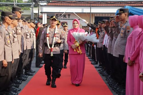 AKBP Endhie Pratama dan istri berjalan di karpet merah saat prosesi penyambutan sebagai Kapolres Grobogan yang baru.