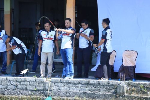 Kapolres Gresik bersama peserta mengikuti lomba memancing pada peringatan Hari Bhayangkara ke-80 di Kabupaten Gresik.
