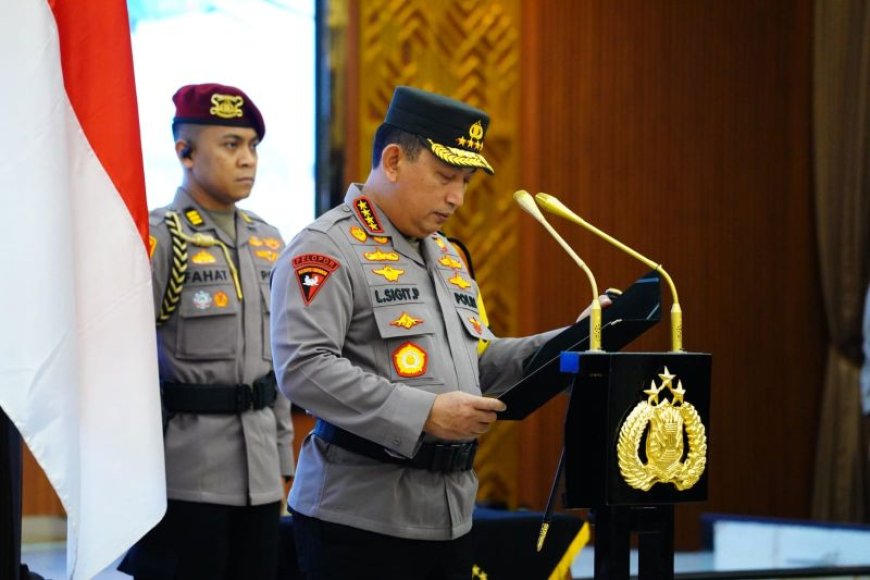 Kapolri Jenderal Listyo Sigit Prabowo memimpin pelantikan dan serah terima jabatan dua pejabat Mabes Polri serta enam Kapolda baru di Mabes Polri, Jakarta.