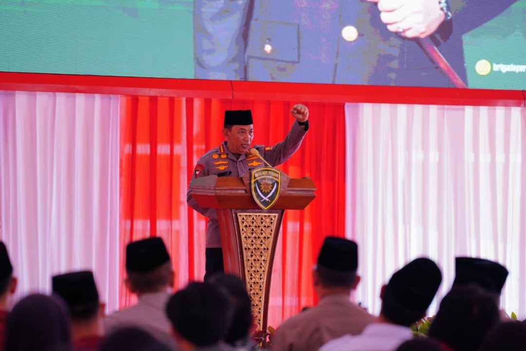 Kapolri Jenderal Pol. Listyo Sigit Prabowo menyampaikan sambutan pada penutupan Diklatsarnas Brigade Persis 2026 di Satlat Brimob Cikeas, Bogor, Jawa Barat.