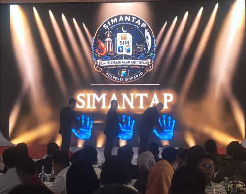 Petugas Satlantas Polresta Sidoarjo melayani perpanjangan SIM melalui layanan Simantap.