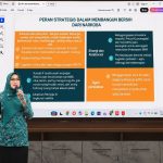Ning Shofiya Al Barra memberikan materi tentang peran strategis keluarga dalam pencegahan penyalahgunaan narkoba pada Bimtek KRISAN di Kabupaten Mojokerto.