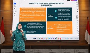 Ning Shofiya Al Barra Sosialisasikan P4GN dalam Bimtek KRISAN di Kabupaten Mojokerto Ning Shofiya Al Barra memberikan materi tentang peran strategis keluarga dalam pencegahan penyalahgunaan narkoba pada Bimtek KRISAN di Kabupaten Mojokerto.
