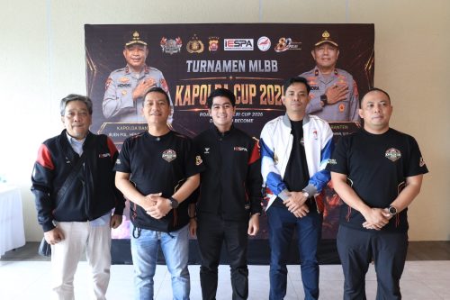 Panitia Turnamen Mobile Legends Kapolda Banten Cup 2026 bersama pengurus IESPA berfoto di depan backdrop acara.