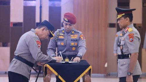 Penandatanganan berita acara serah terima jabatan pejabat Mabes Polri dan Kapolda baru di Mabes Polri, Jakarta.