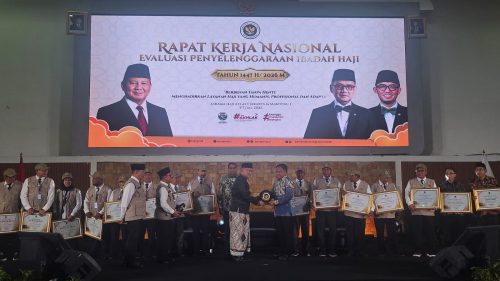 Momen penyerahan penghargaan kepada Polri dalam Rakernas Evaluasi Penyelenggaraan Ibadah Haji 2026.