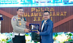 Penyerahan Plakat pada Rakernis Ditlantas Polda Sulbar 2026 Dirlantas Polda Sulbar Kombes Pol. Nurhadi menyerahkan plakat penghargaan kepada Dr. Ketut Abid Halimi pada Rakernis Ditlantas Polda Sulbar 2026.