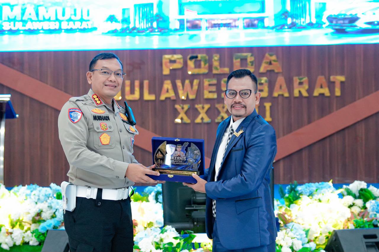 Dirlantas Polda Sulbar Kombes Pol. Nurhadi menyerahkan plakat penghargaan kepada Dr. Ketut Abid Halimi pada Rakernis Ditlantas Polda Sulbar 2026.