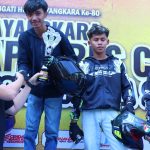 Penyerahan trofi kepada juara Bhayangkara Kapolres Cup Dragbike Pemula 2026 dalam rangka Hari Bhayangkara ke-80.
