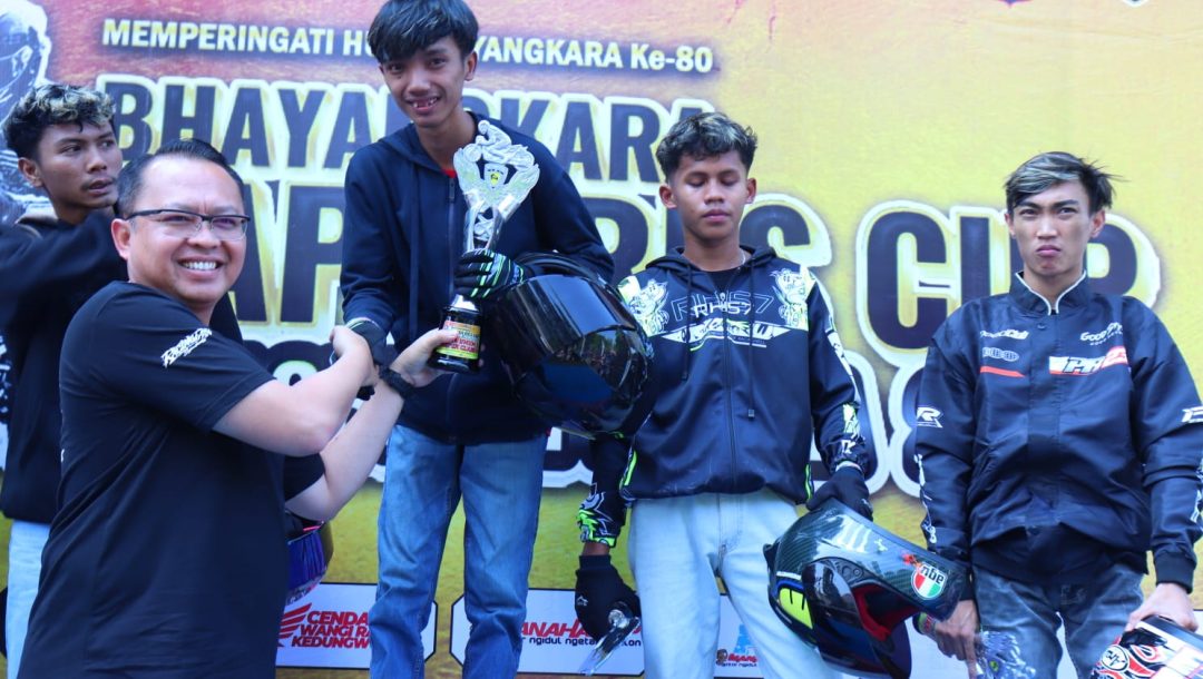 Penyerahan trofi kepada juara Bhayangkara Kapolres Cup Dragbike Pemula 2026 dalam rangka Hari Bhayangkara ke-80.