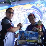Kapolres Gresik menyerahkan hadiah kepada pemenang Kapolres Gresik Cup Fishing Championship dalam rangka Hari Bhayangkara ke-80.
