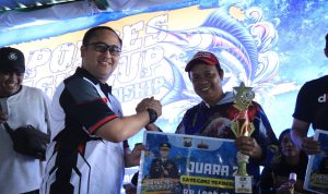 Kapolres Gresik menyerahkan hadiah kepada pemenang Kapolres Gresik Cup Fishing Championship dalam rangka Hari Bhayangkara ke-80.