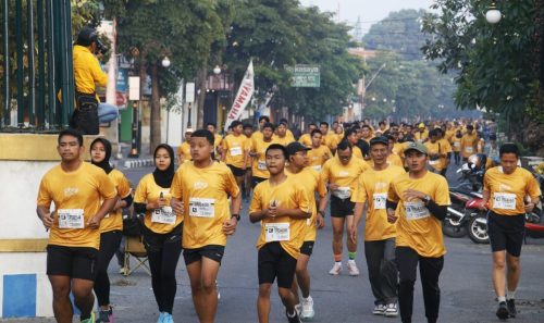 Peserta Bhayangkara Run 2026 mengikuti lomba lari di jalan utama Kota Ponorogo dalam rangka Hari Bhayangkara ke-80.