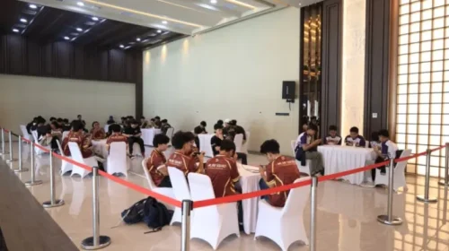 Peserta Turnamen Mobile Legends Kapolda Banten Cup 2026 mengikuti babak penyisihan di ruang pertandingan.