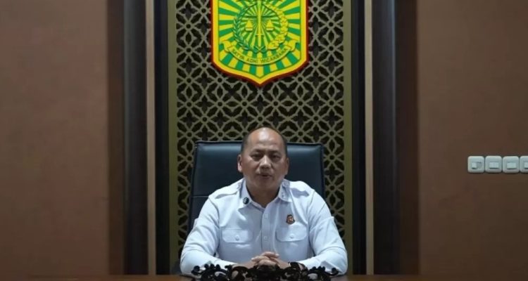 Juru bicara Pusat Penerangan Hukum Kejaksaan RI menyampaikan pernyataan resmi dari ruang konferensi dengan lambang Puspenkum di latar belakang.
