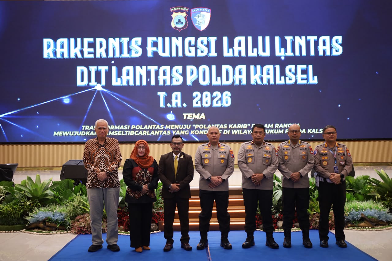 Rakernis Fungsi Lalu Lintas Ditlantas Polda Kalsel 2026 Kapolda Kalsel bersama Wakapolda, Dirlantas, narasumber, dan tamu undangan pada pembukaan Rakernis Fungsi Lalu Lintas Ditlantas Polda Kalsel TA 2026.