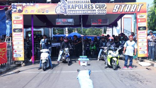Peserta bersiap di garis start Bhayangkara Kapolres Cup Dragbike Pemula 2026.