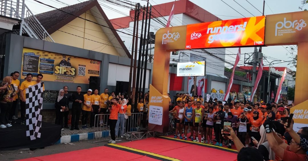 Peserta kategori 5K dan 10K bersiap di garis start Bhayangkara Run 2026 Polres Ponorogo.