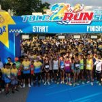 Ratusan peserta bersiap di garis start Tole2 Run SI Bhayangkara 80 Polres Buton 2026.