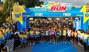 Ratusan peserta bersiap di garis start Tole2 Run SI Bhayangkara 80 Polres Buton 2026.
