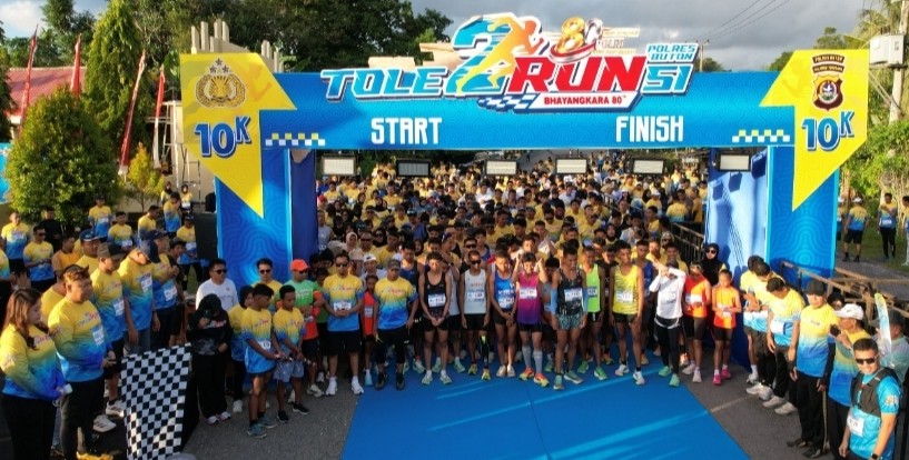 Ratusan peserta bersiap di garis start Tole2 Run SI Bhayangkara 80 Polres Buton 2026.