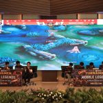 Pertandingan Turnamen Mobile Legends Kapolda Banten Cup 2026 saat dua tim bertanding di panggung utama dengan layar LED raksasa.