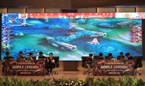 Pertandingan Turnamen Mobile Legends Kapolda Banten Cup 2026 saat dua tim bertanding di panggung utama dengan layar LED raksasa.
