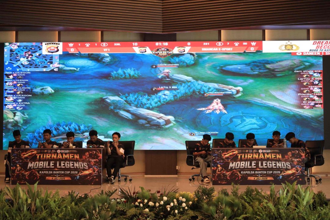Pertandingan Turnamen Mobile Legends Kapolda Banten Cup 2026 saat dua tim bertanding di panggung utama dengan layar LED raksasa.