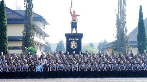 Wakapolri Komjen Pol. Dedi Prasetyo bersama peserta didik usai Penutupan Pendidikan Sespim Polri Tahun 2026 di Sespim Lemdiklat Polri.