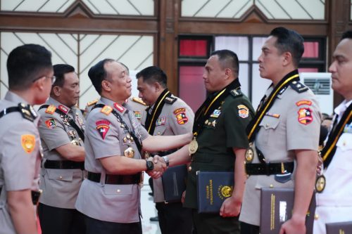 Wakapolri Komjen Pol. Dedi Prasetyo menyerahkan penghargaan kepada peserta didik berprestasi pada Penutupan Pendidikan Sespim Polri 2026.