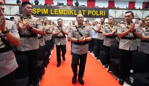 Wakapolri Komjen Pol. Dedi Prasetyo memasuki aula Sespim Lemdiklat Polri saat Upacara Penutupan Pendidikan Sespim Polri Tahun 2026.