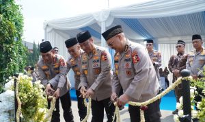 Wakapolri Komjen Pol. Dedi Prasetyo bersama pejabat utama Polri menggunting pita saat peresmian revitalisasi Masjid Panggilan Sujud di Sespim Lemdiklat Polri, Lembang.