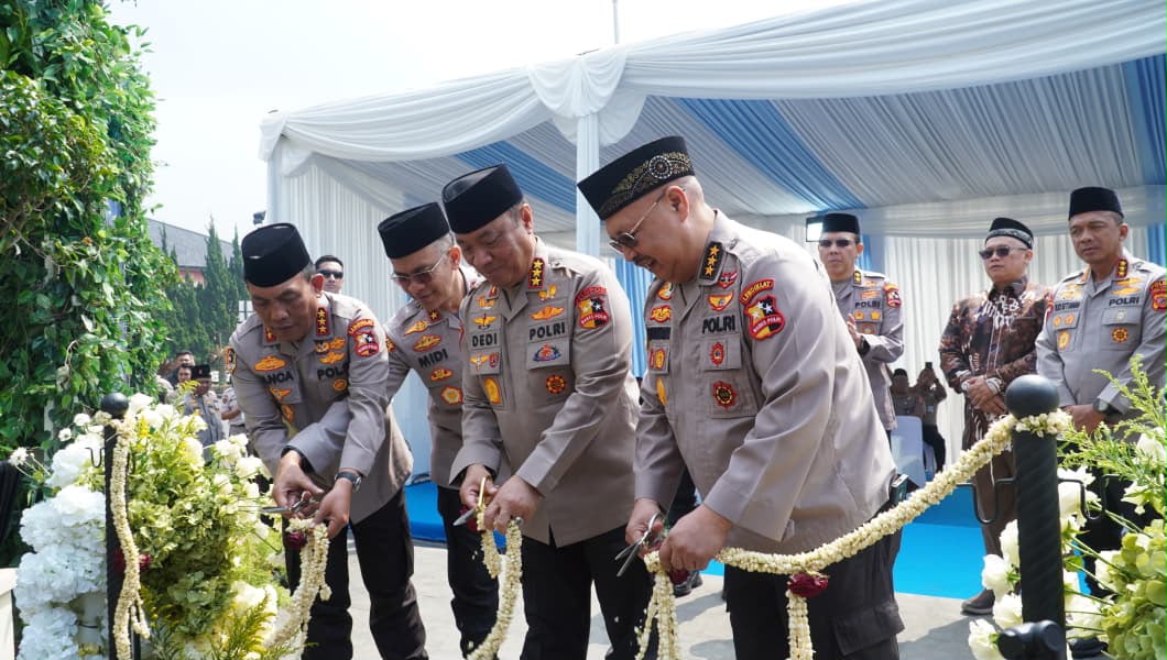 Wakapolri Komjen Pol. Dedi Prasetyo bersama pejabat utama Polri menggunting pita saat peresmian revitalisasi Masjid Panggilan Sujud di Sespim Lemdiklat Polri, Lembang.