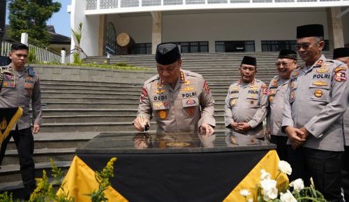 Wakapolri Komjen Pol. Dedi Prasetyo menandatangani prasasti revitalisasi Masjid Panggilan Sujud didampingi pejabat utama Polri di Sespim Lemdiklat Polri.