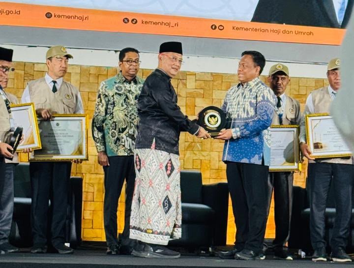 Polri menerima penghargaan dari Kementerian Haji dan Umrah RI atas dukungan penyelenggaraan ibadah haji 2026.